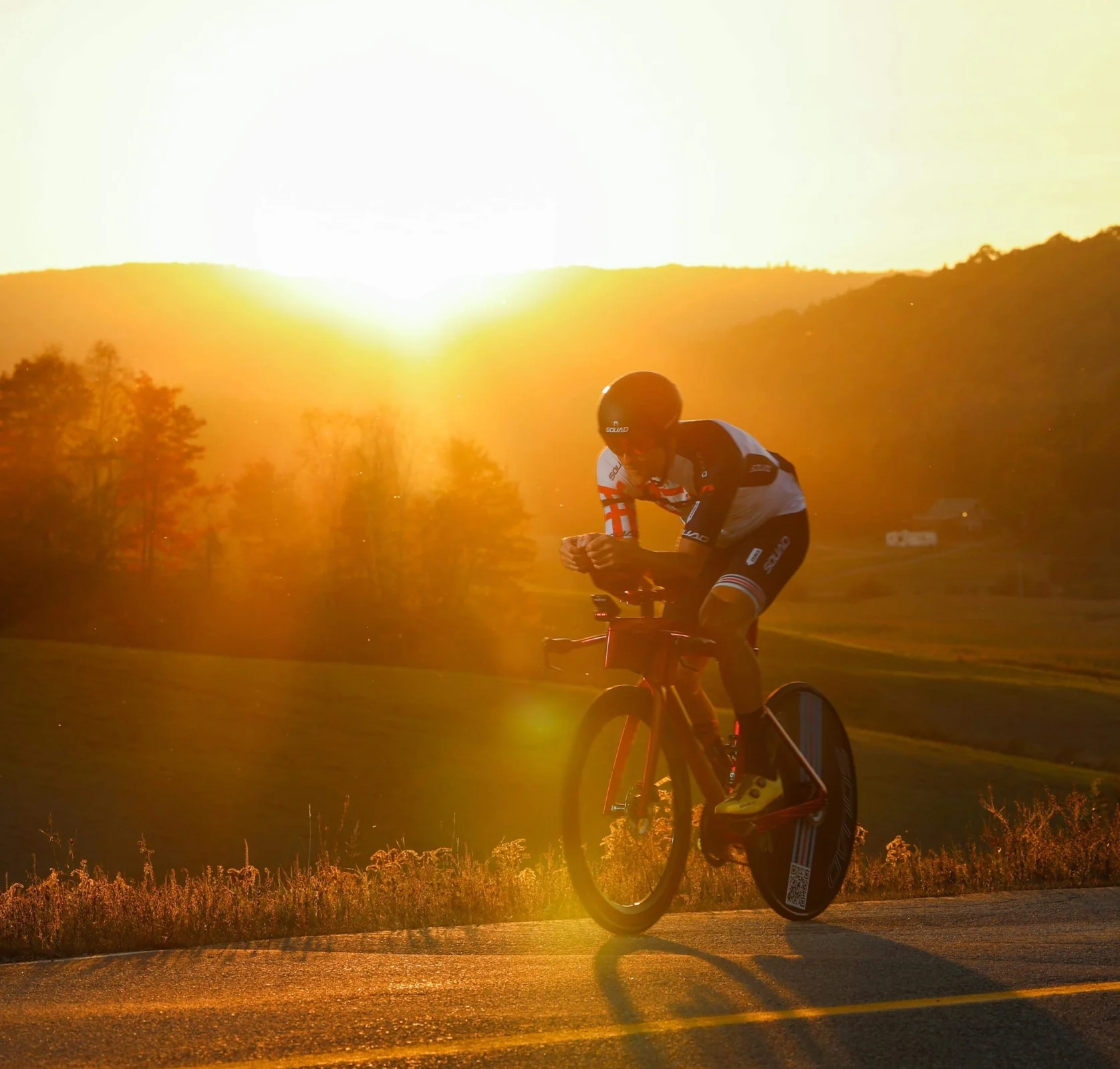 Cycliste SQUAD à la lumière du coucher du soleil